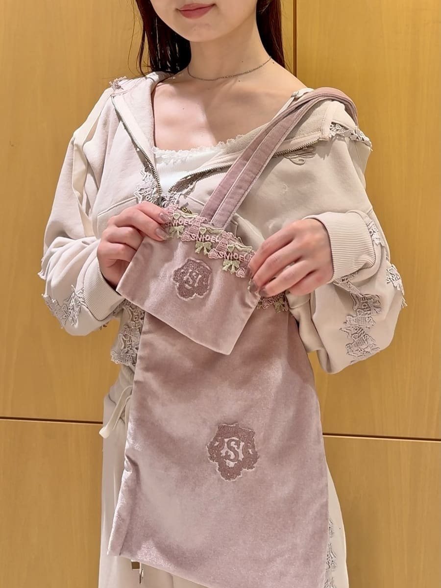 ホワイト系のキャミソール、ピンク系のその他パンツ、ピンク系のパーカーを着用したレディースの夏コーディネートの4枚目の写真