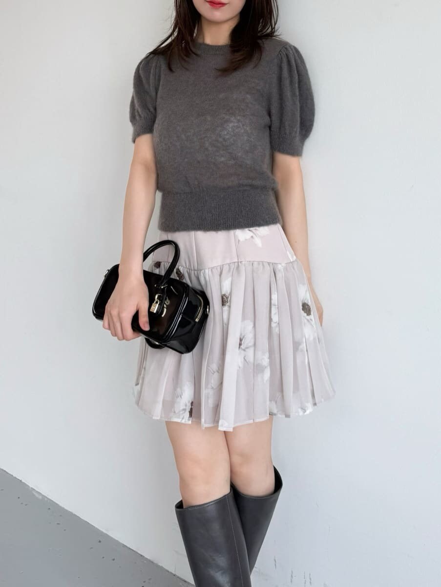 グレー系のニット/セーター、ブラック系のボストンバッグ、グレー系のブーツを着用したレディースの夏コーディネートの7枚目の写真