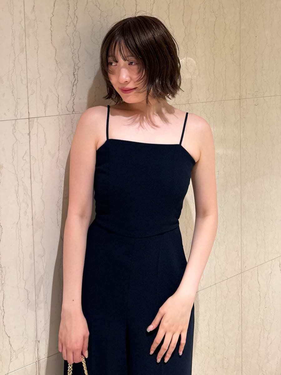 ブルー系のつなぎ/オールインワン、ブラック系のサンダルを着用したレディースの夏コーディネートの9枚目の写真