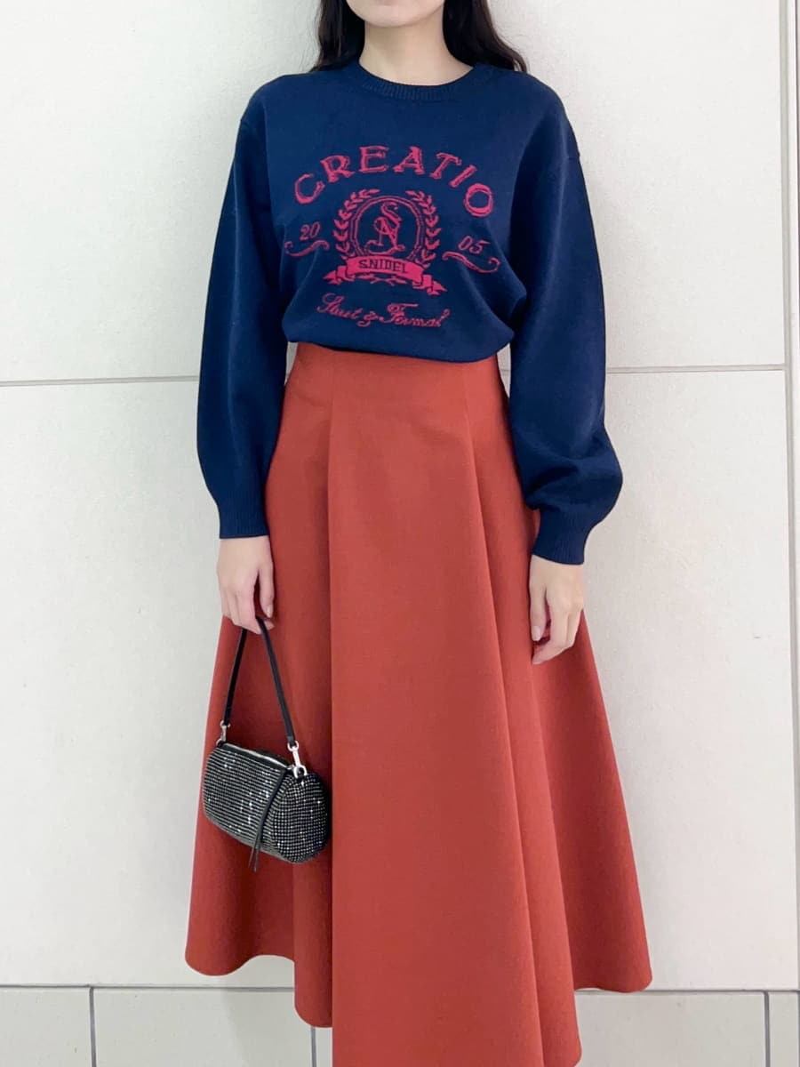 ブラック系のブーツ、ブルー系のニット/セーターを着用したレディースの冬コーディネートの6枚目の写真