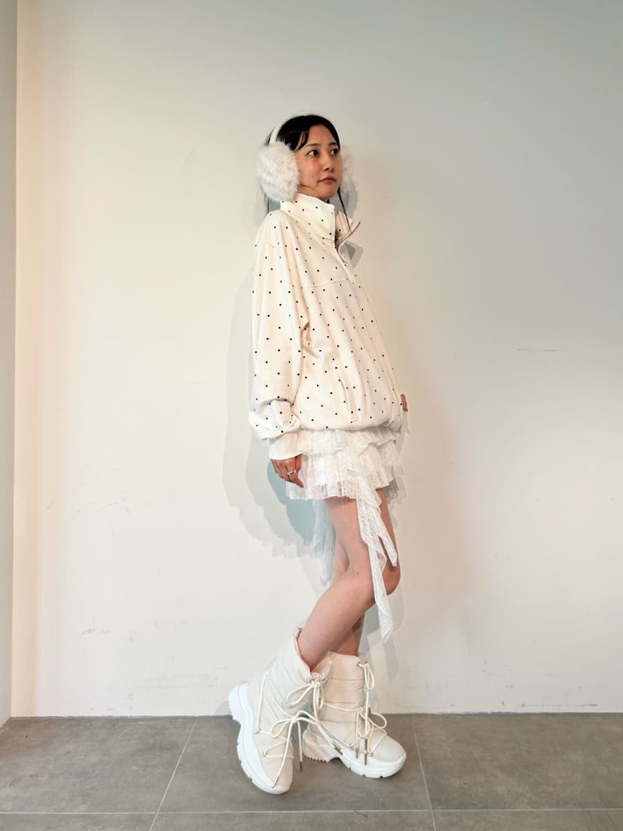 ホワイト系のその他パンツ、その他のTシャツ/カットソー、ホワイト系のイヤーマフを着用したレディースの秋コーディネートの2枚目の写真
