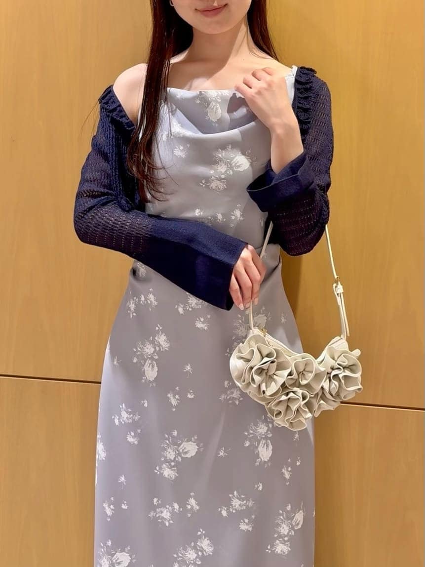 その他のワンピース、ブルー系のカーディガン/ボレロ、ブラック系のパンプスを着用したレディースの春コーディネートの8枚目の写真