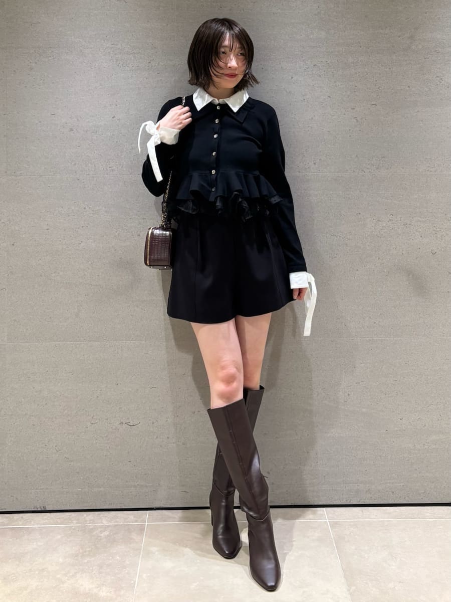 ブラック系のその他パンツ、ブラック系のカーディガン/ボレロ、レッド系のショルダーバッグを着用したレディースの夏コーディネートの2枚目の写真