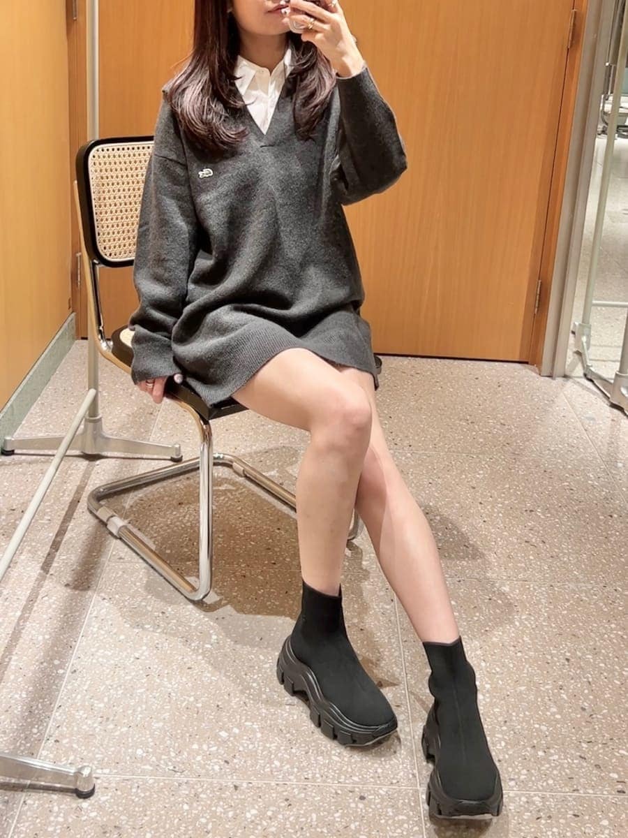 ホワイト系のシャツ/ブラウス、パープル系のショルダーバッグ、ブラック系のブーツを着用したレディースの秋コーディネートの6枚目の写真