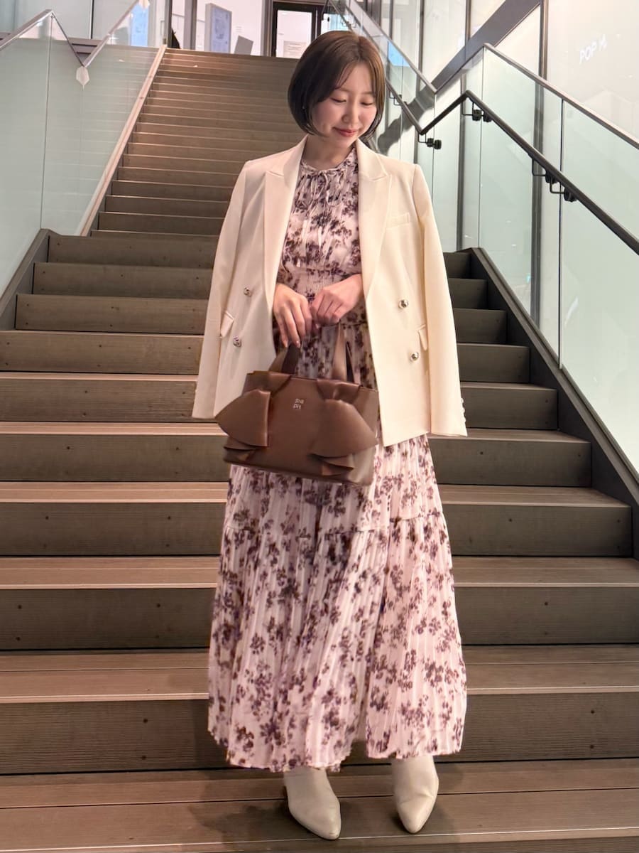 ピンク系のワンピース、ホワイト系のテーラードジャケット、ブラウン系のハンドバッグを着用したレディースの冬コーディネートの8枚目の写真