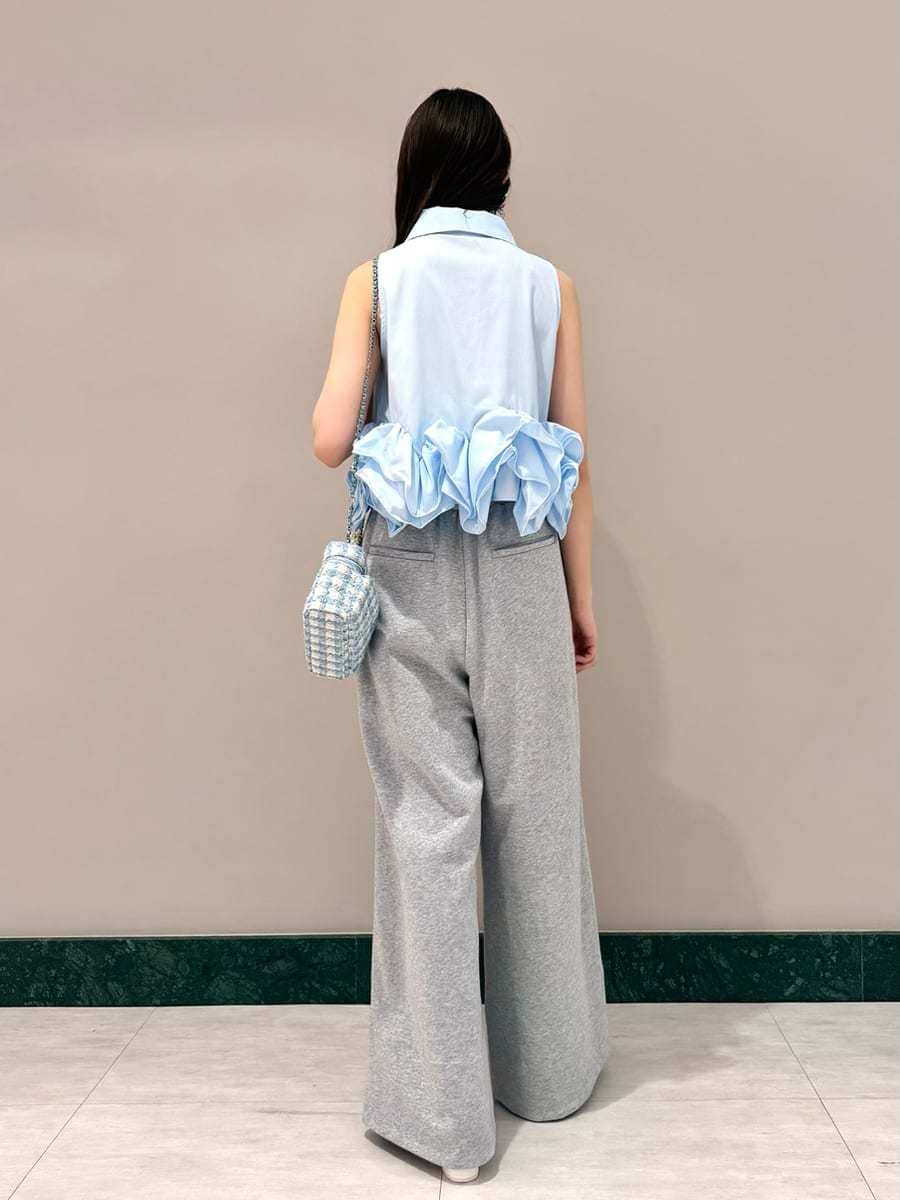 グレー系のその他パンツ、ブルー系のシャツ/ブラウス、ホワイト系のサンダルを着用したレディースの春コーディネートの3枚目の写真