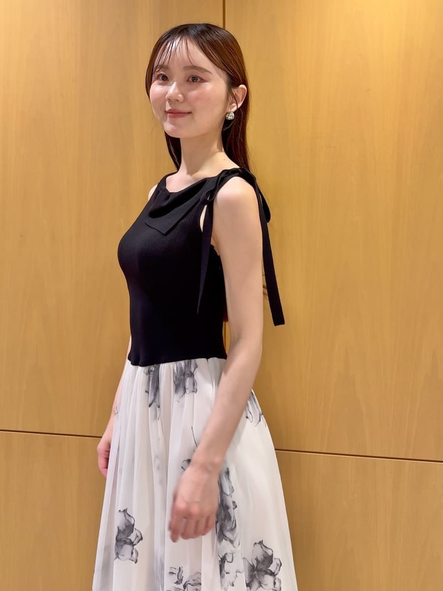 ブラック系のパンプス、ブラック系のワンピースを着用したレディースの夏コーディネートの5枚目の写真