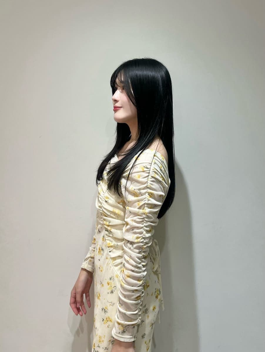 ブラウン系のブーツ、ブルー系のブルゾン、イエロー系のワンピースを着用したレディースの冬コーディネートの8枚目の写真