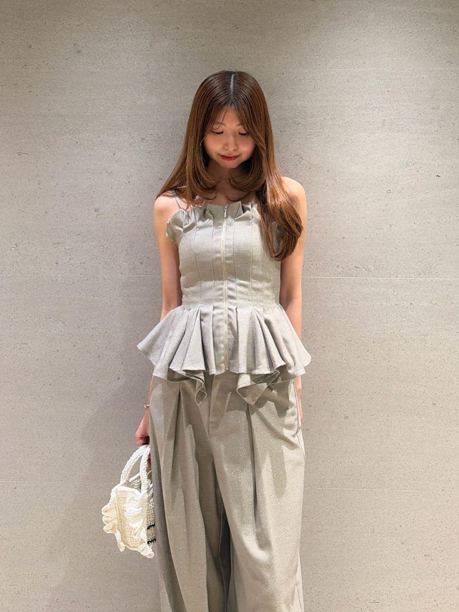 ホワイト系のショルダーバッグ、ベージュ系のその他パンツ、その他のサンダルを着用したレディースの夏コーディネートの7枚目の写真
