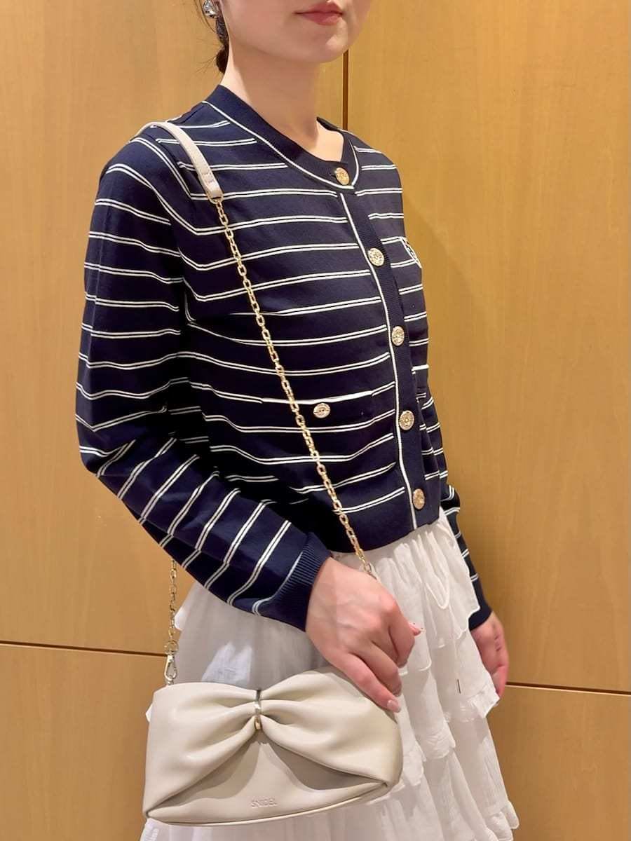 ブルー系のカーディガン/ボレロ、ホワイト系のその他パンツを着用したレディースの夏コーディネートの7枚目の写真