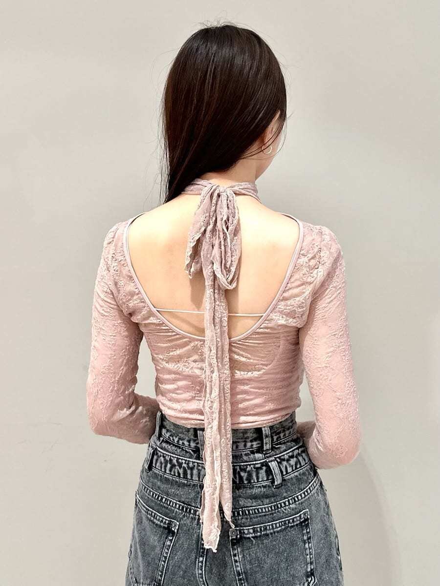 ピンク系のTシャツ/カットソー、グレー系のデニムパンツ、ブラウン系のハンドバッグを着用したレディースの夏コーディネートの5枚目の写真