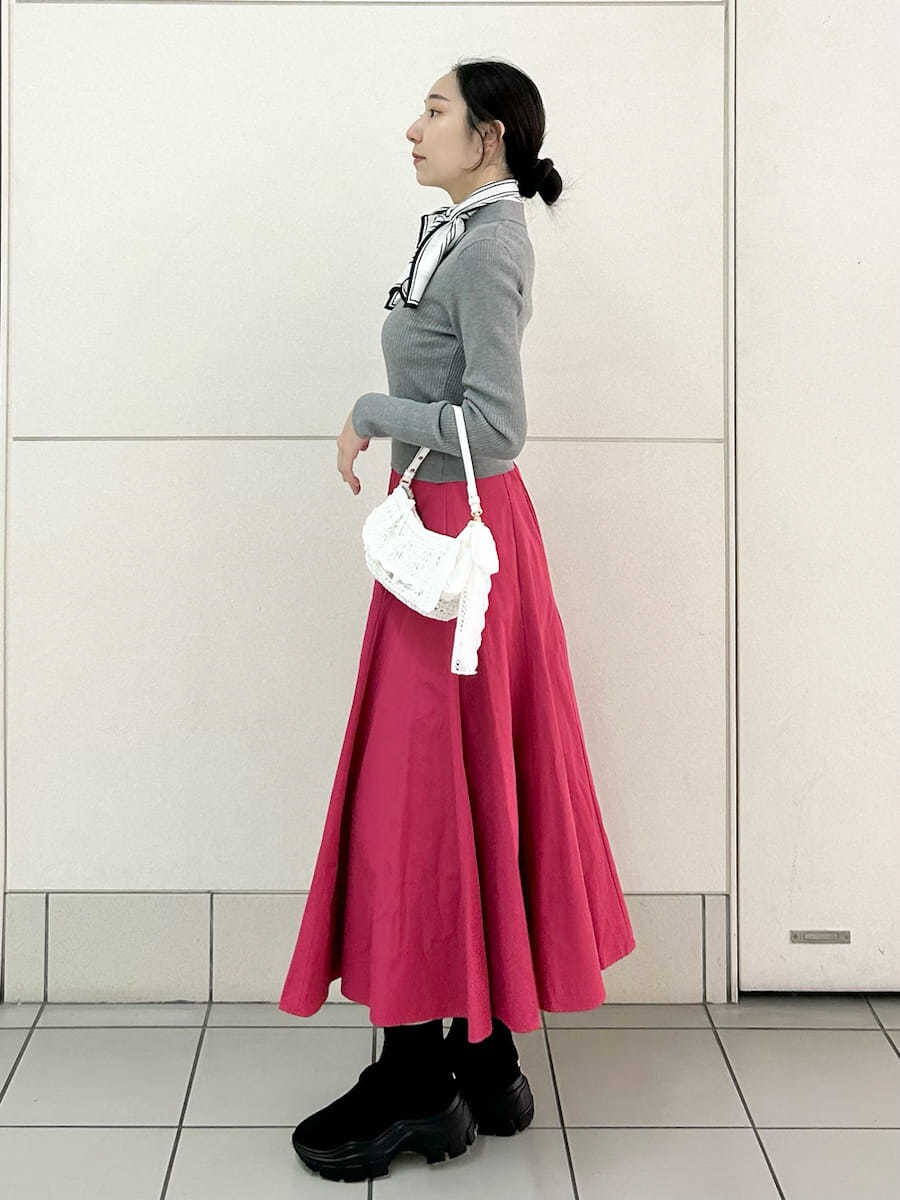 ブラック系のブーツを着用したレディースの冬コーディネートの3枚目の写真