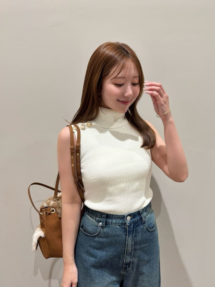 ブルー系のデニムパンツ、ホワイト系のニット/セーター、ブラック系のサンダルを着用したレディースの夏コーディネートの6枚目の写真