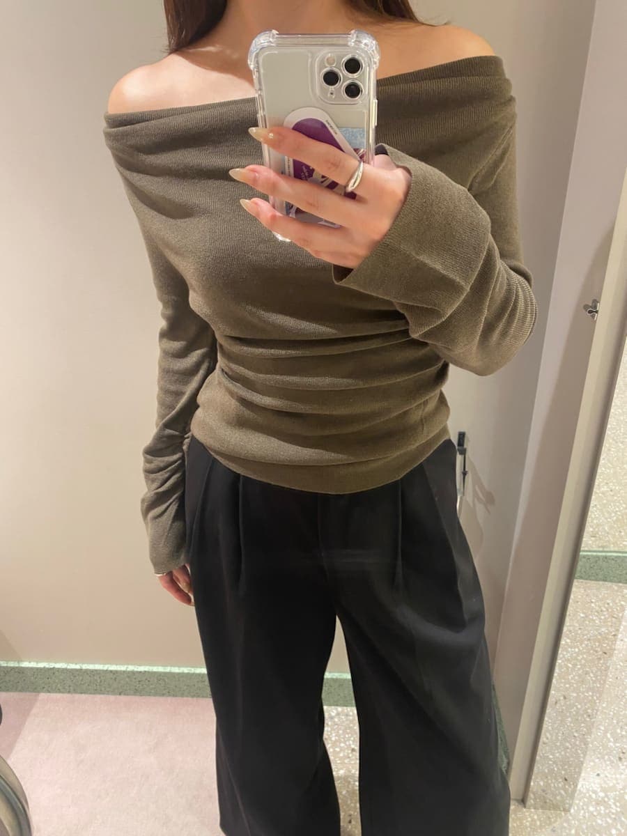 ブラック系のその他パンツ、ブラウン系のニット/セーター、ブラック系のブーツを着用したレディースの秋コーディネートの6枚目の写真