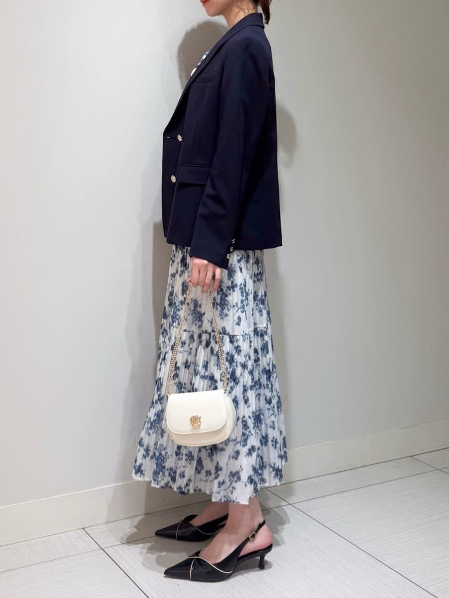 ブルー系のワンピース、ブルー系のテーラードジャケット、ブラック系のパンプスを着用したレディースの冬コーディネートの2枚目の写真