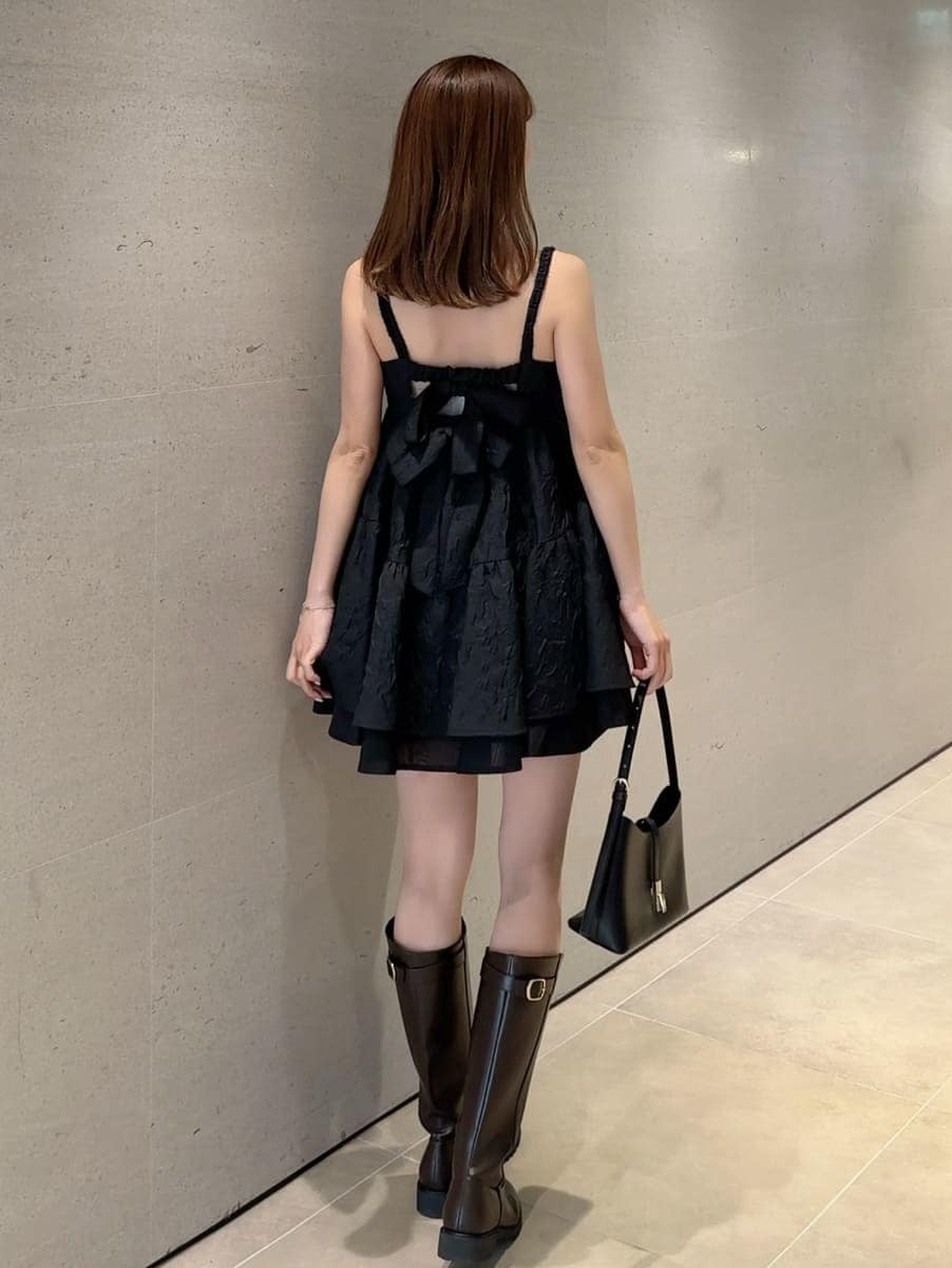 ゴールド系のピアス（両耳用）を着用したレディースの春コーディネートの4枚目の写真