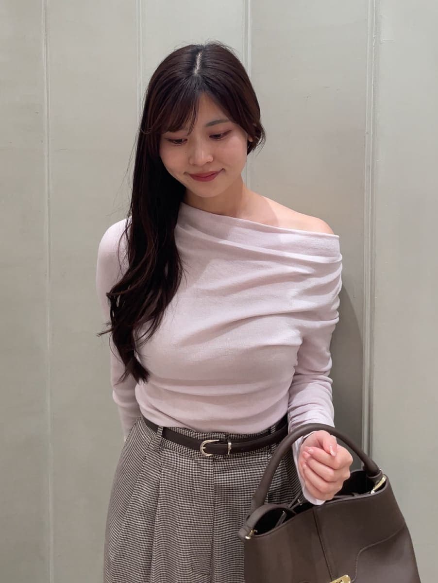 ブラウン系のハンドバッグ、その他のその他パンツ、ピンク系のニット/セーターを着用したレディースの秋コーディネートの6枚目の写真