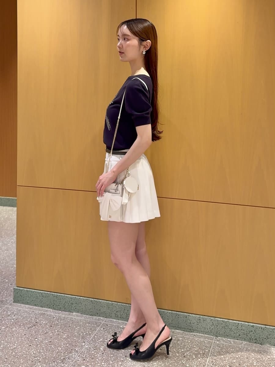 ホワイト系のショルダーバッグ、ホワイト系のその他パンツ、ブルー系のニット/セーターを着用したレディースの夏コーディネートの3枚目の写真