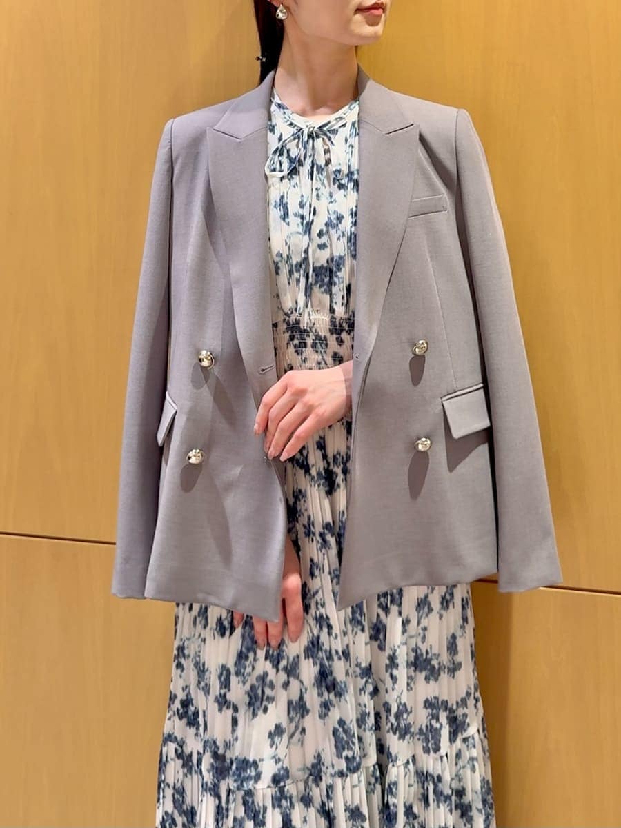 グレー系のブーツ、ブルー系のワンピース、グレー系のテーラードジャケットを着用したレディースの春コーディネートの5枚目の写真