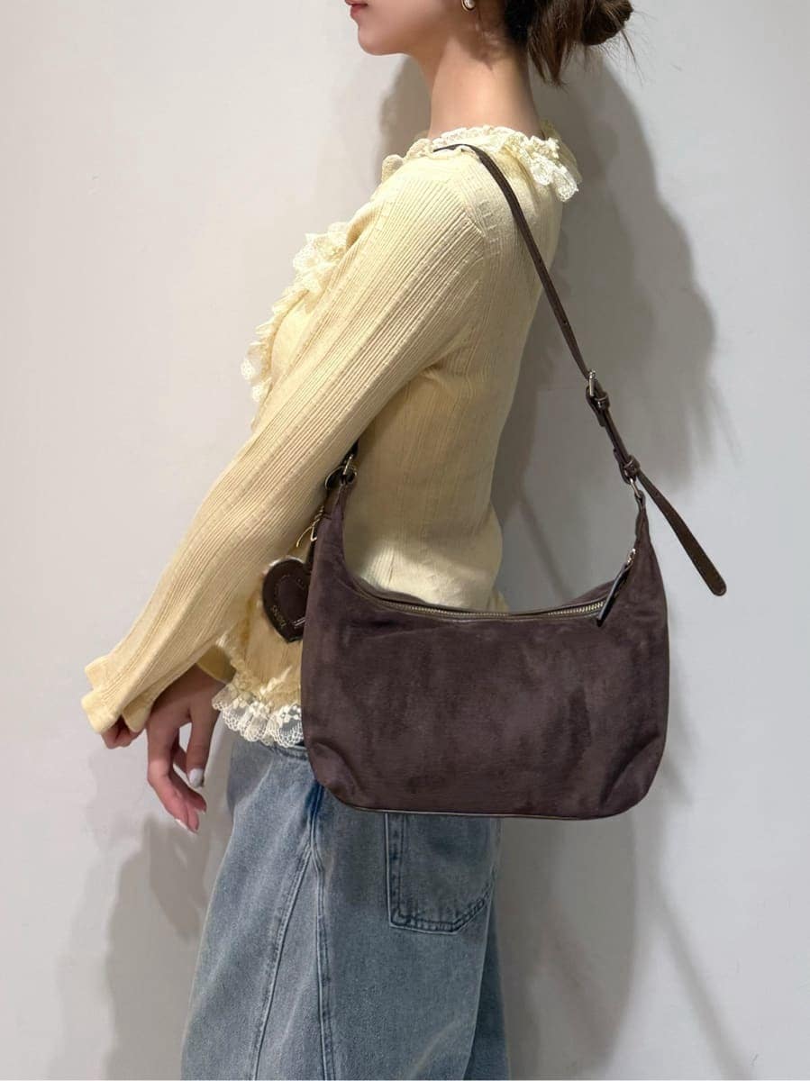 ホワイト系のサンダル、ブルー系のデニムパンツ、イエロー系のニット/セーターを着用したレディースの夏コーディネートの4枚目の写真