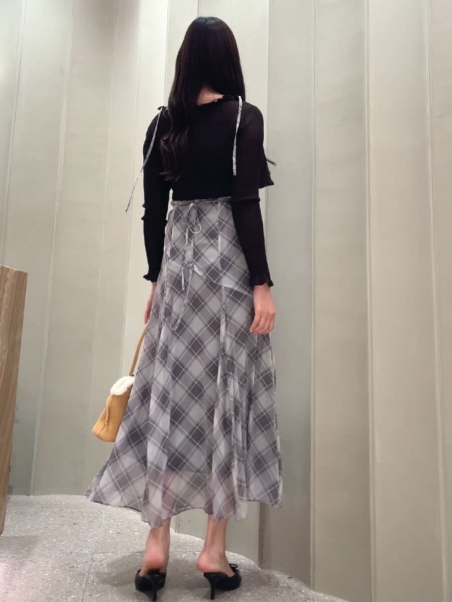 グレー系のワンピース、ブラウン系のカーディガン/ボレロ、ブラック系のサンダルを着用したレディースの夏コーディネートの3枚目の写真