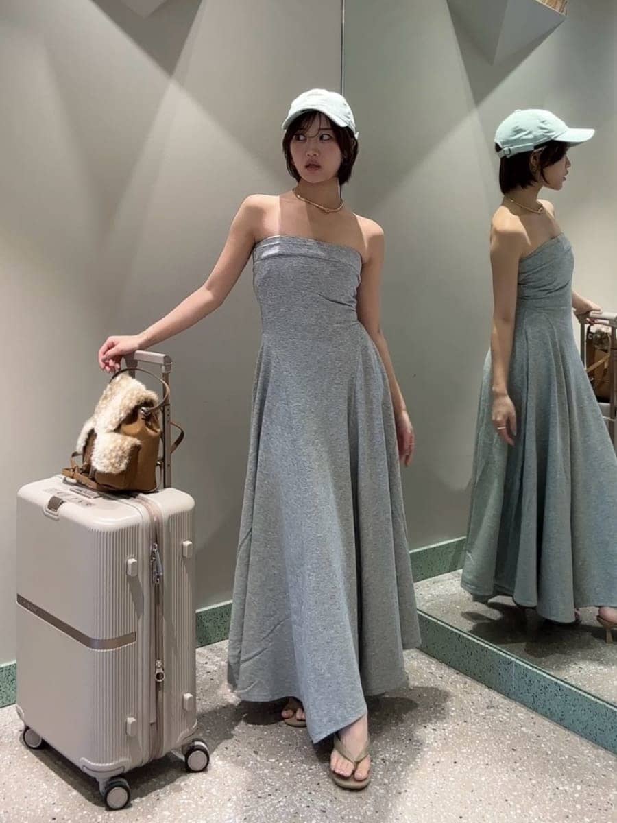 グレー系のワンピース、グレー系のパーカー、その他のバックパック/リュックを着用したレディースの夏コーディネートの7枚目の写真