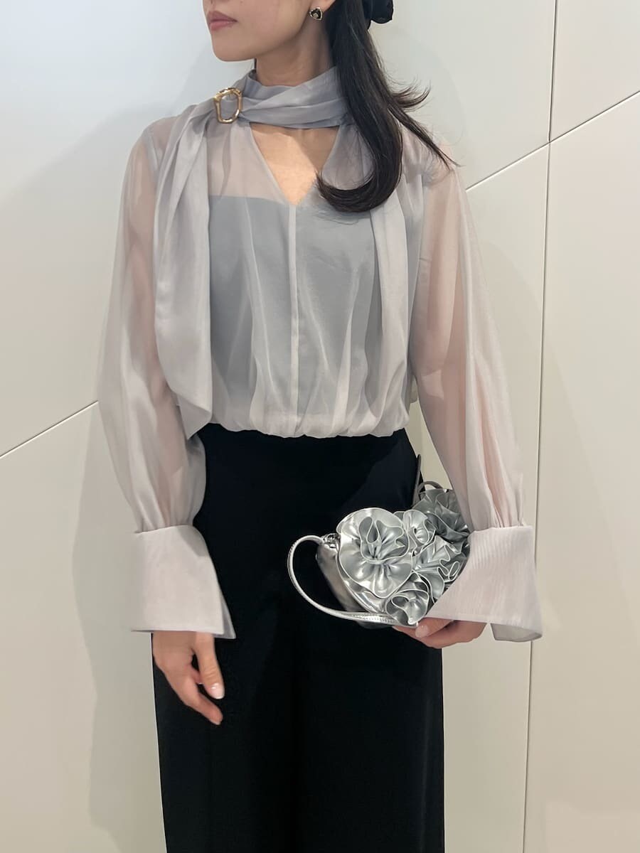 ブラック系のつなぎ/オールインワン、ブラック系のパンプス、シルバー系のハンドバッグを着用したレディースの春コーディネートの5枚目の写真