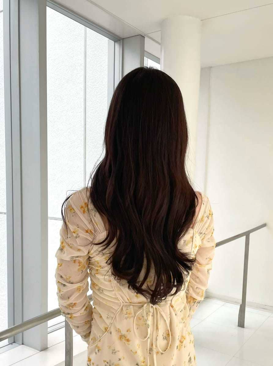 イエロー系のワンピース、ベージュ系のトレンチコート、イエロー系のボストンバッグを着用したレディースの冬コーディネートの7枚目の写真