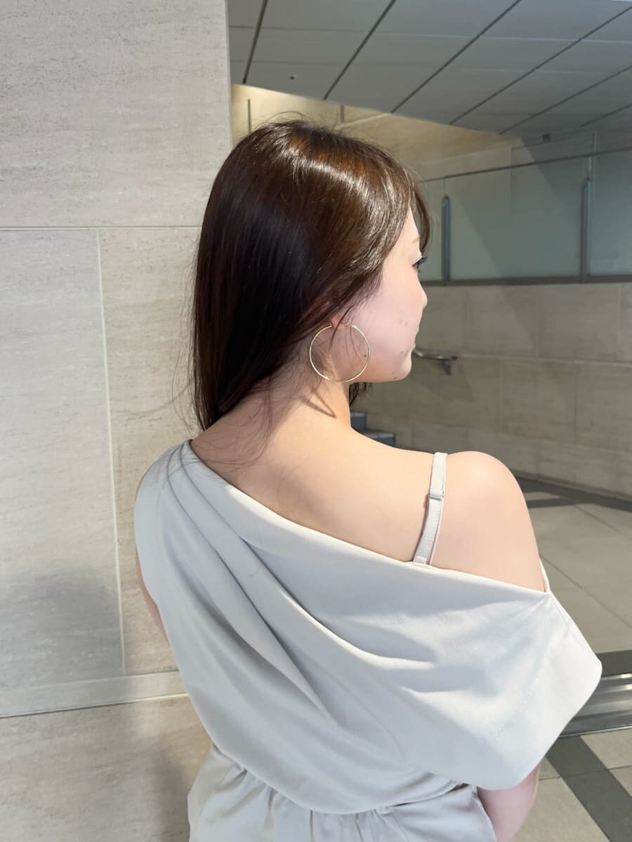 ベージュ系のシャツ/ブラウス、ベージュ系のその他パンツ、ブラック系のショルダーバッグを着用したレディースの夏コーディネートの5枚目の写真