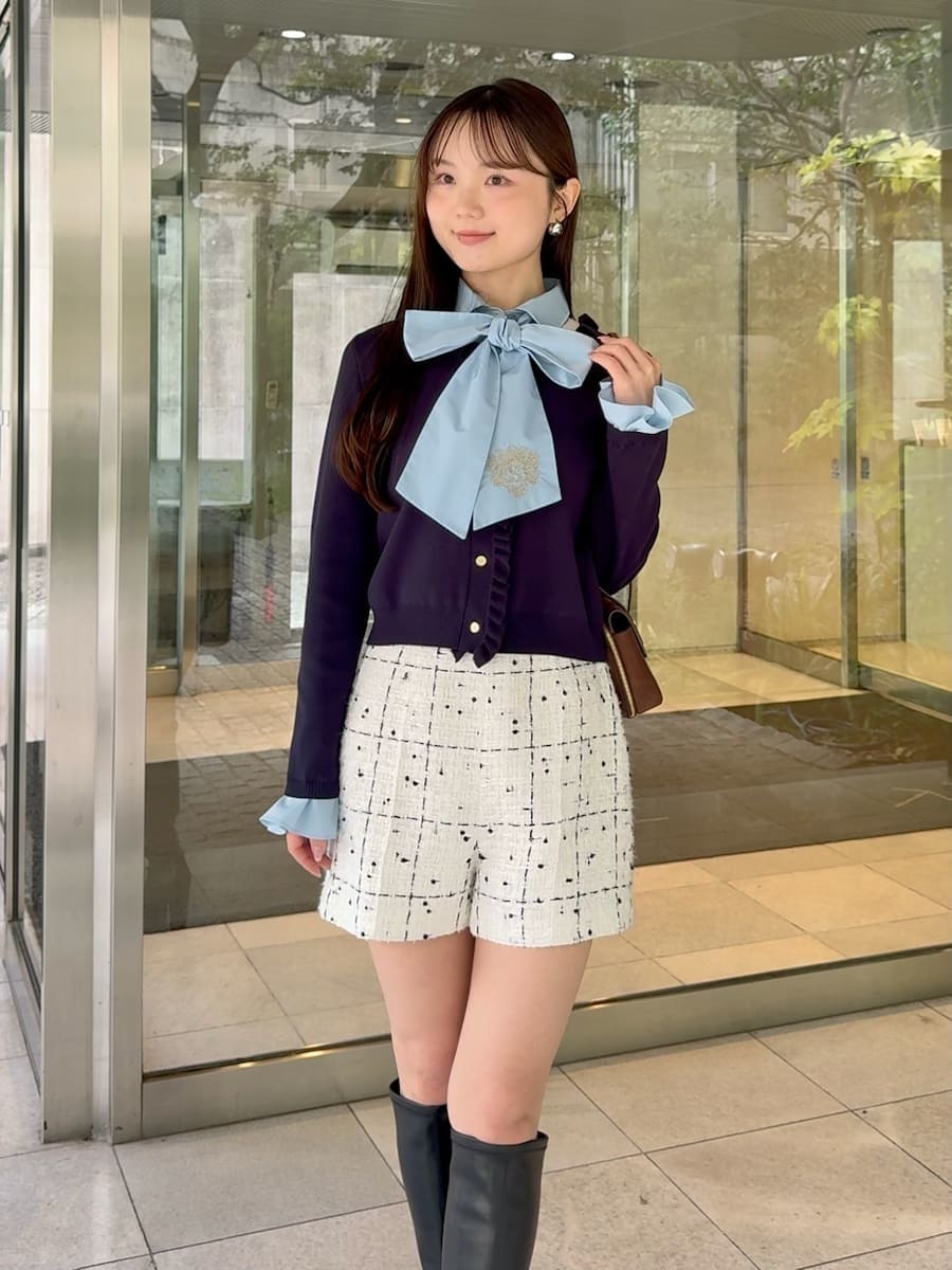 ホワイト系のその他パンツ、ブルー系のカーディガン/ボレロを着用したレディースの秋コーディネートの2枚目の写真