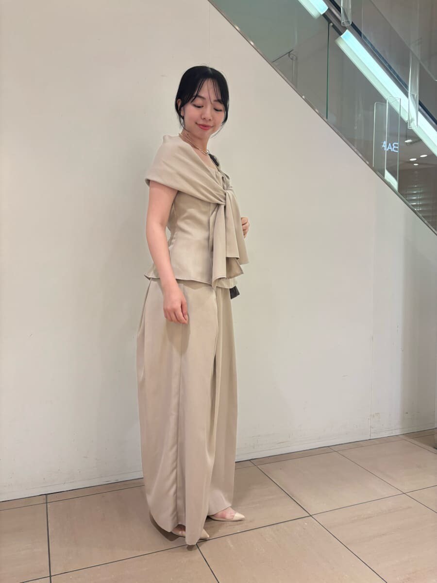 ベージュ系のその他パンツ、ベージュ系のシャツ/ブラウスを着用したレディースの夏コーディネートの4枚目の写真