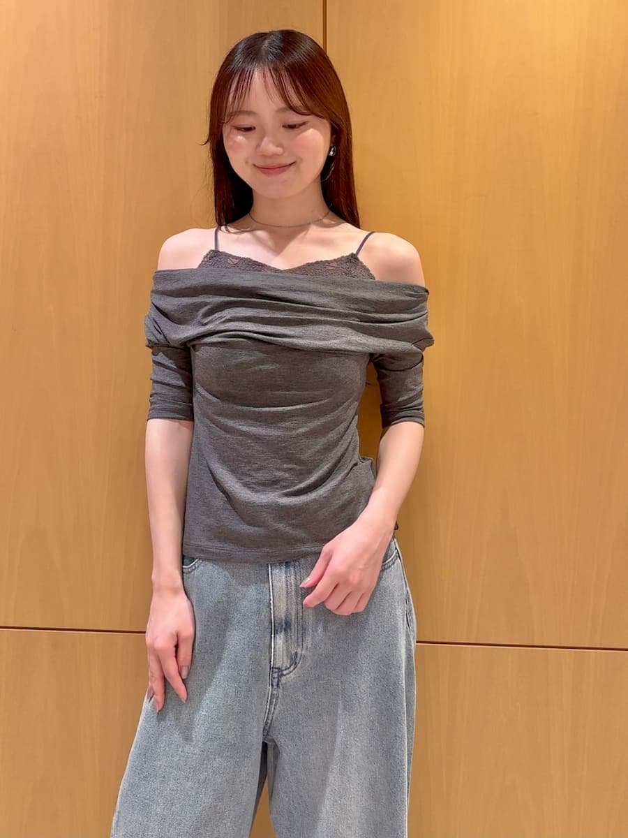 ブルー系のデニムパンツ、グレー系のキャミソール、その他のサンダルを着用したレディースの夏コーディネートの4枚目の写真