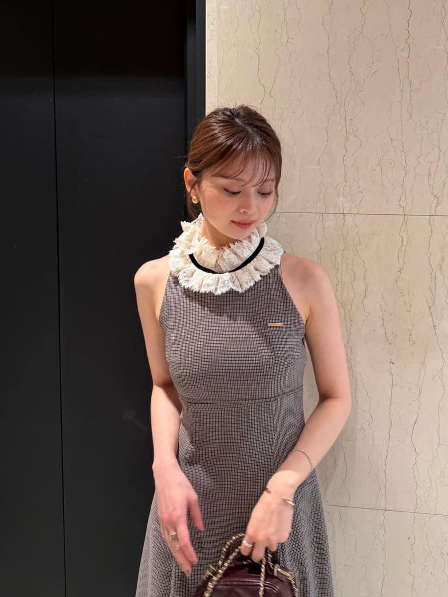 ブラウン系のワンピース、ブラウン系のサンダル、レッド系のショルダーバッグを着用したレディースの夏コーディネートの5枚目の写真