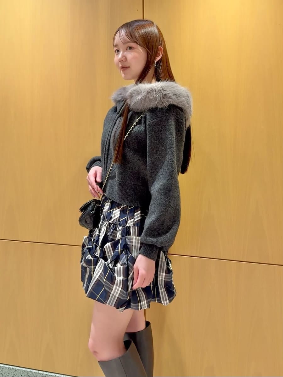 グレー系のブーツ、ブラック系のショルダーバッグ、その他のその他パンツを着用したレディースの秋コーディネートの5枚目の写真