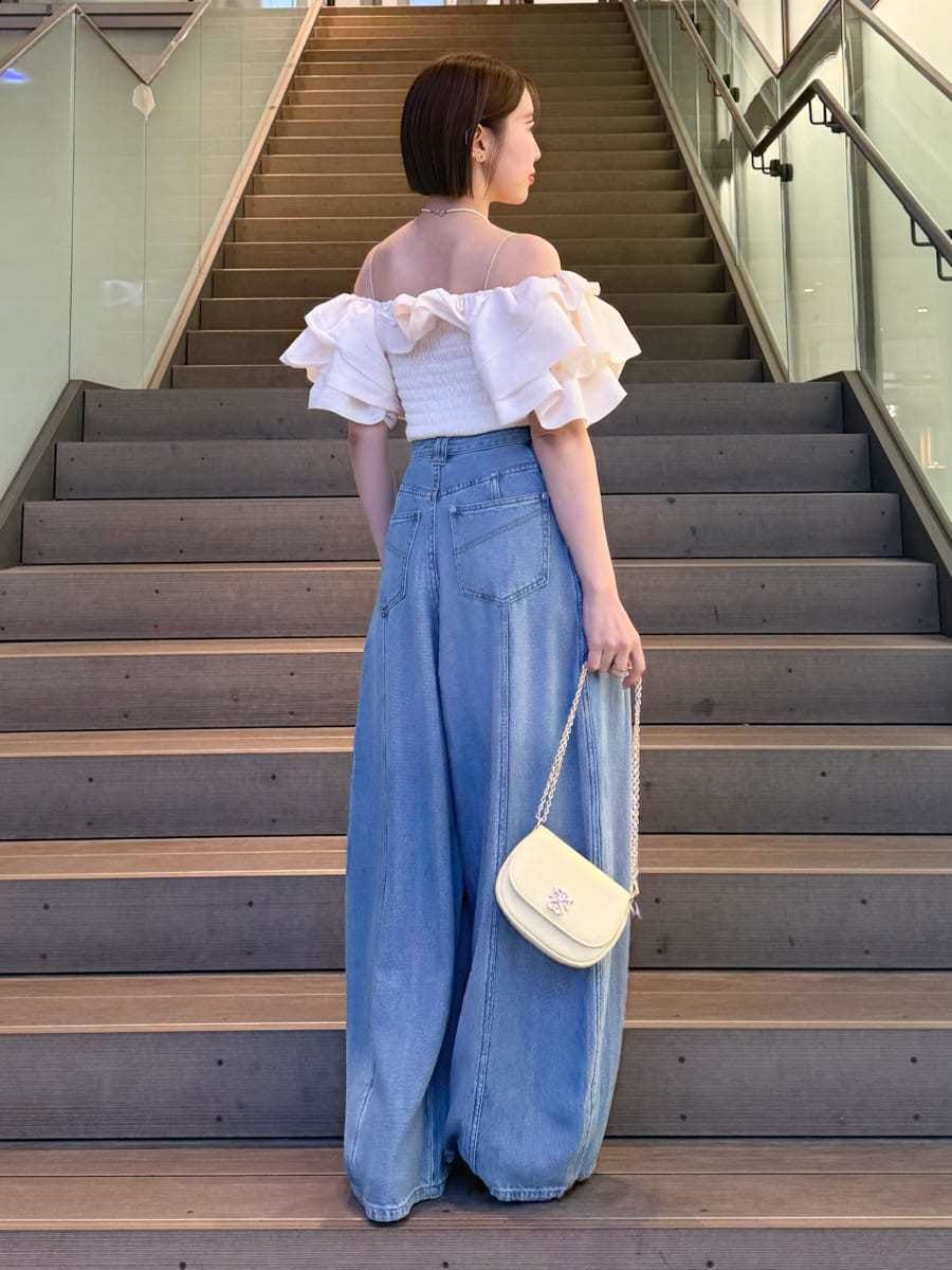 ホワイト系のシャツ/ブラウス、ブラウン系のパンプス、イエロー系のショルダーバッグを着用したレディースの冬コーディネートの8枚目の写真