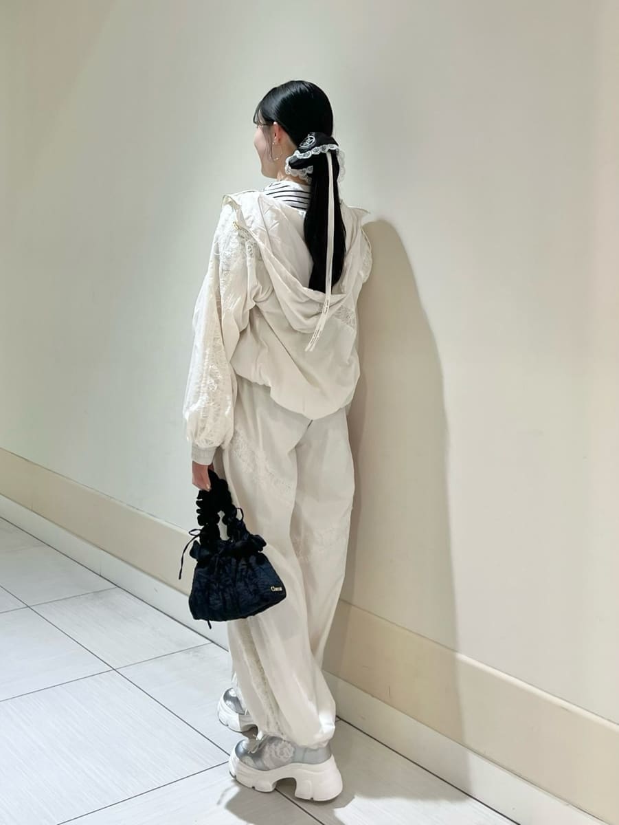 ホワイト系のブルゾン、ホワイト系のその他パンツ、その他のTシャツ/カットソーを着用したレディースの春コーディネートの2枚目の写真