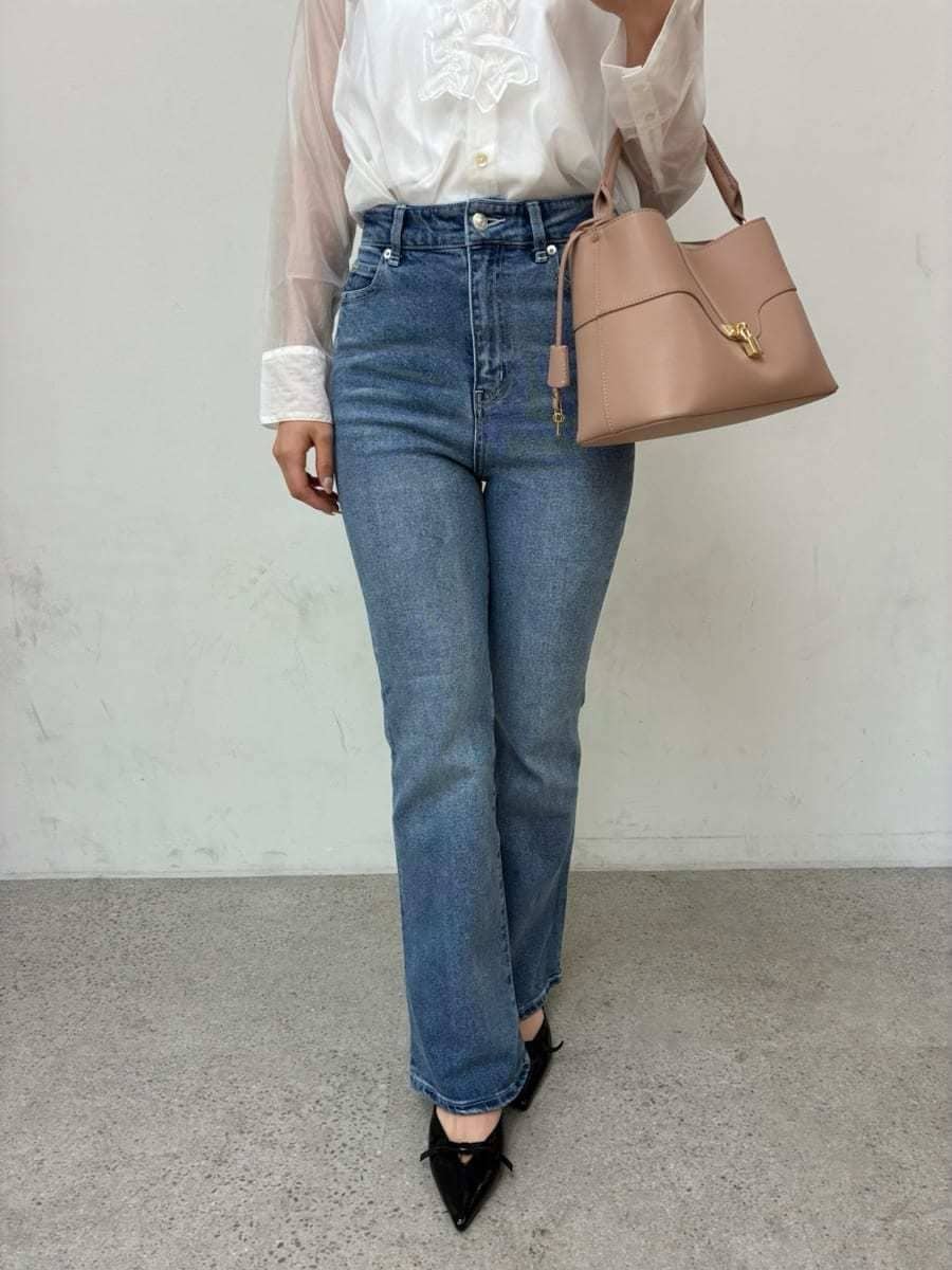 ピンク系のショルダーバッグ、ブルー系のその他パンツ、その他のノーカラージャケットを着用したレディースの冬コーディネートの6枚目の写真