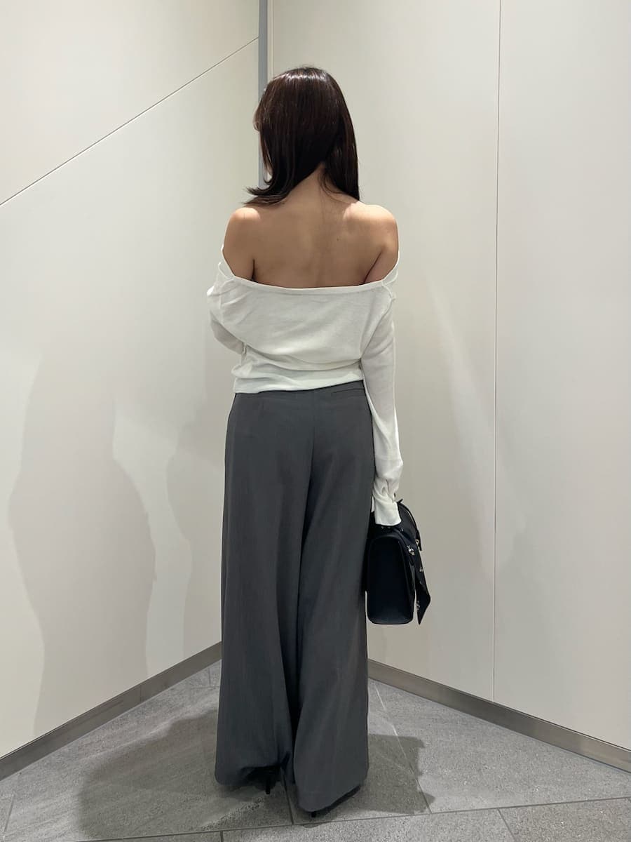 グレー系のその他パンツ、ホワイト系のニット/セーター、ブラック系のサンダルを着用したレディースの秋コーディネートの3枚目の写真