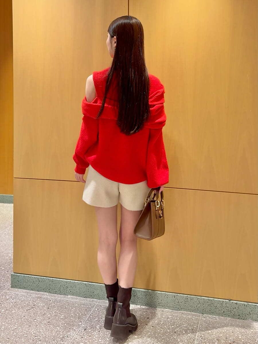 ホワイト系のその他パンツ、レッド系のニット/セーター、ブラウン系のハンドバッグを着用したレディースの冬コーディネートの4枚目の写真