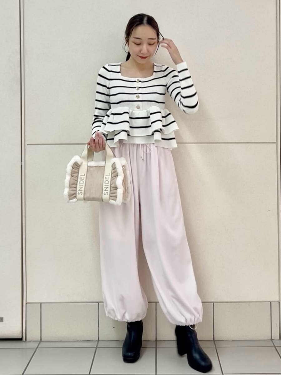 ピンク系のその他パンツ、その他のニット/セーター、ベージュ系のショルダーバッグを着用したレディースの秋コーディネートの2枚目の写真