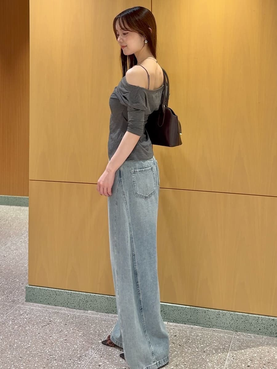 ブルー系のデニムパンツ、グレー系のキャミソール、その他のサンダルを着用したレディースの夏コーディネートの2枚目の写真
