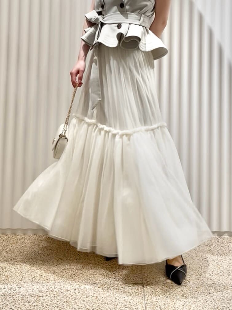 グレー系のワンピース、ブラック系のパンプス、ホワイト系のショルダーバッグを着用したレディースの春コーディネートの5枚目の写真