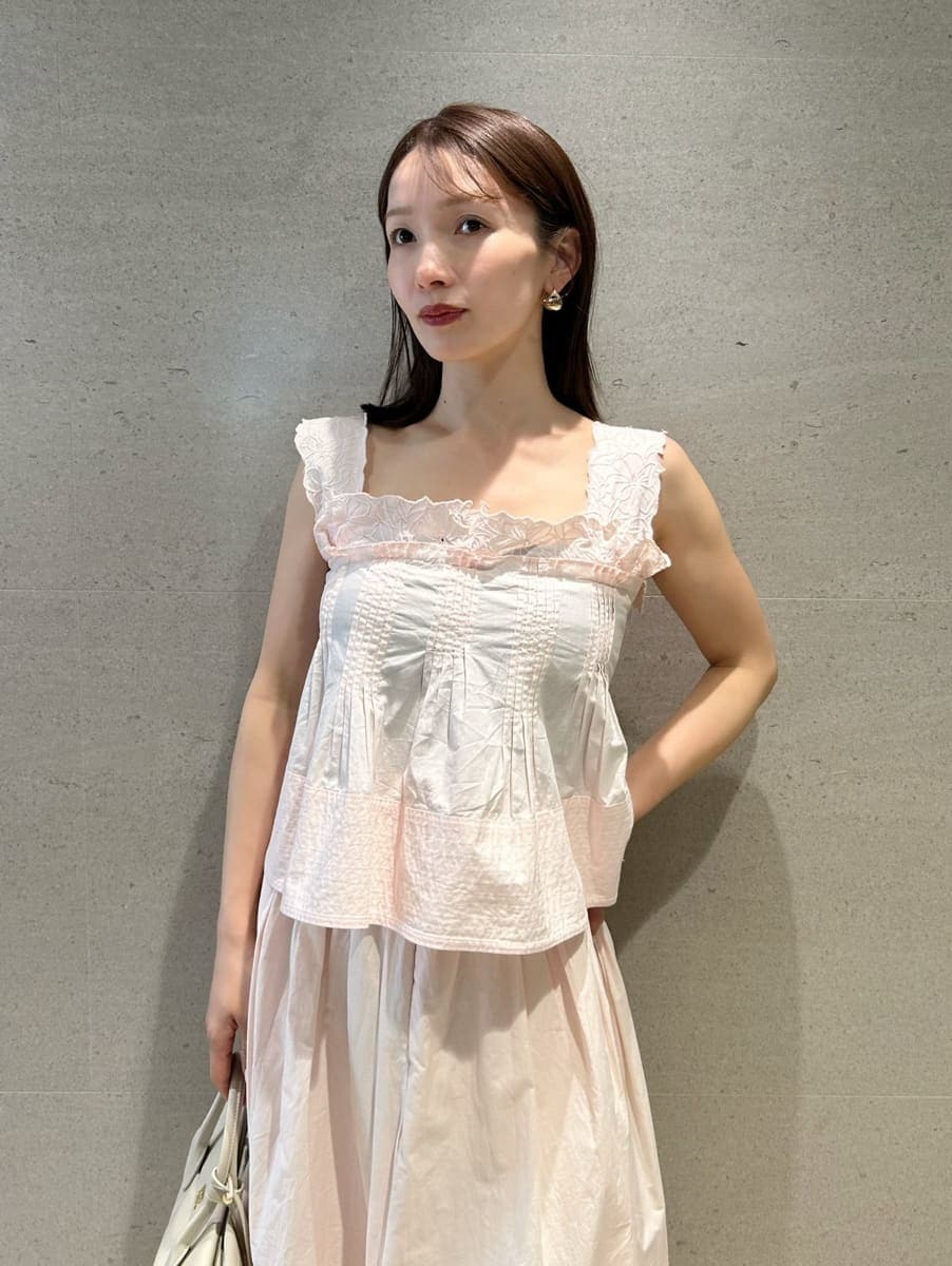 ホワイト系のボストンバッグ、ピンク系のスカート、ピンク系のシャツ/ブラウスを着用したレディースの春コーディネートの3枚目の写真