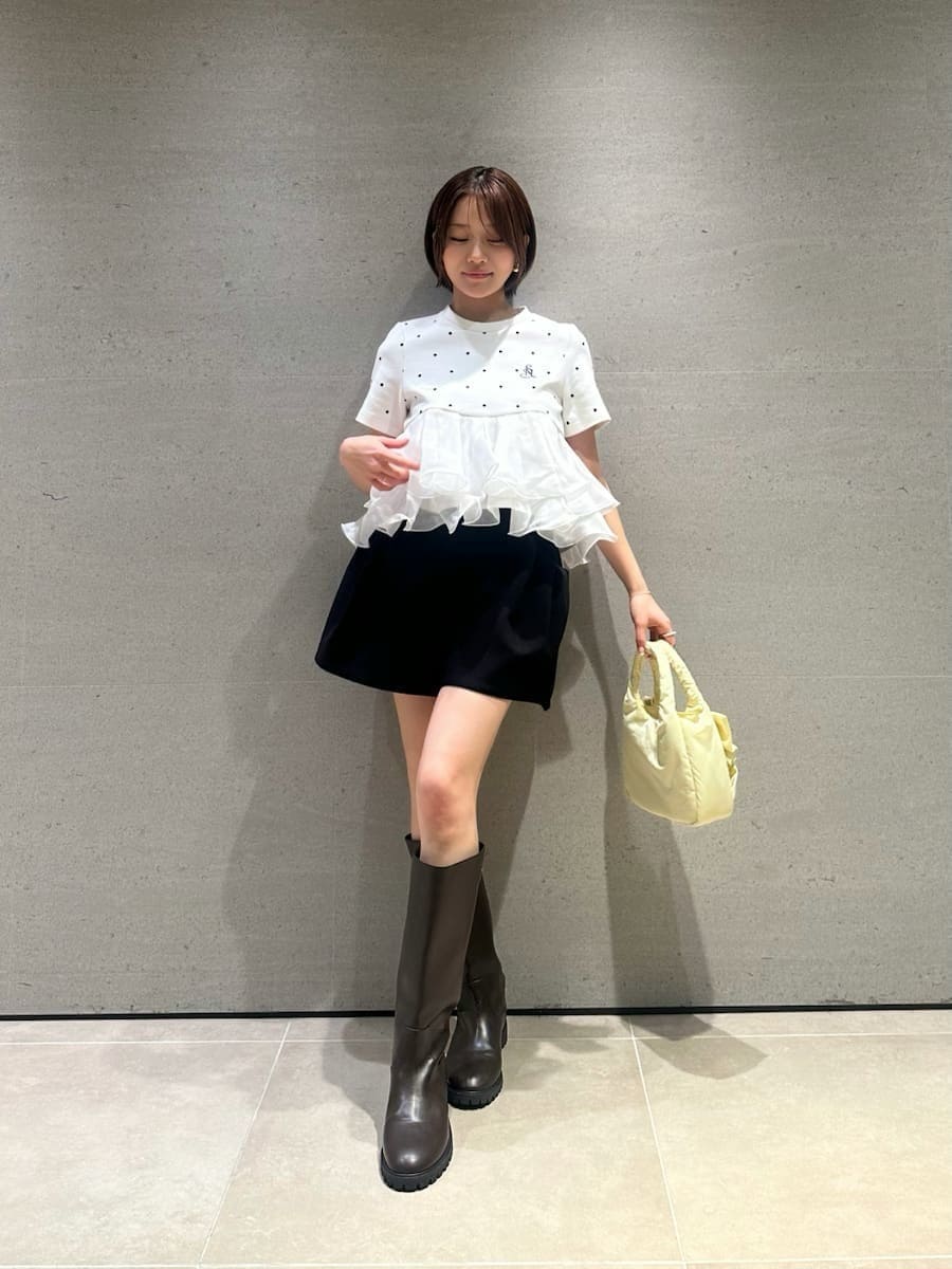 ブラック系のその他パンツ、その他のTシャツ/カットソーを着用したレディースの春コーディネートの6枚目の写真