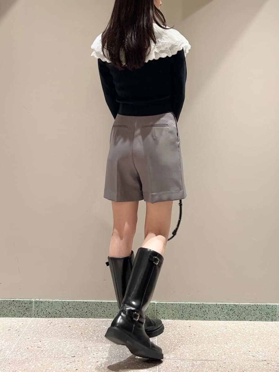 ブルー系のニット/セーター、グレー系のその他パンツ、ブラック系のショルダーバッグを着用したレディースの秋コーディネートの3枚目の写真