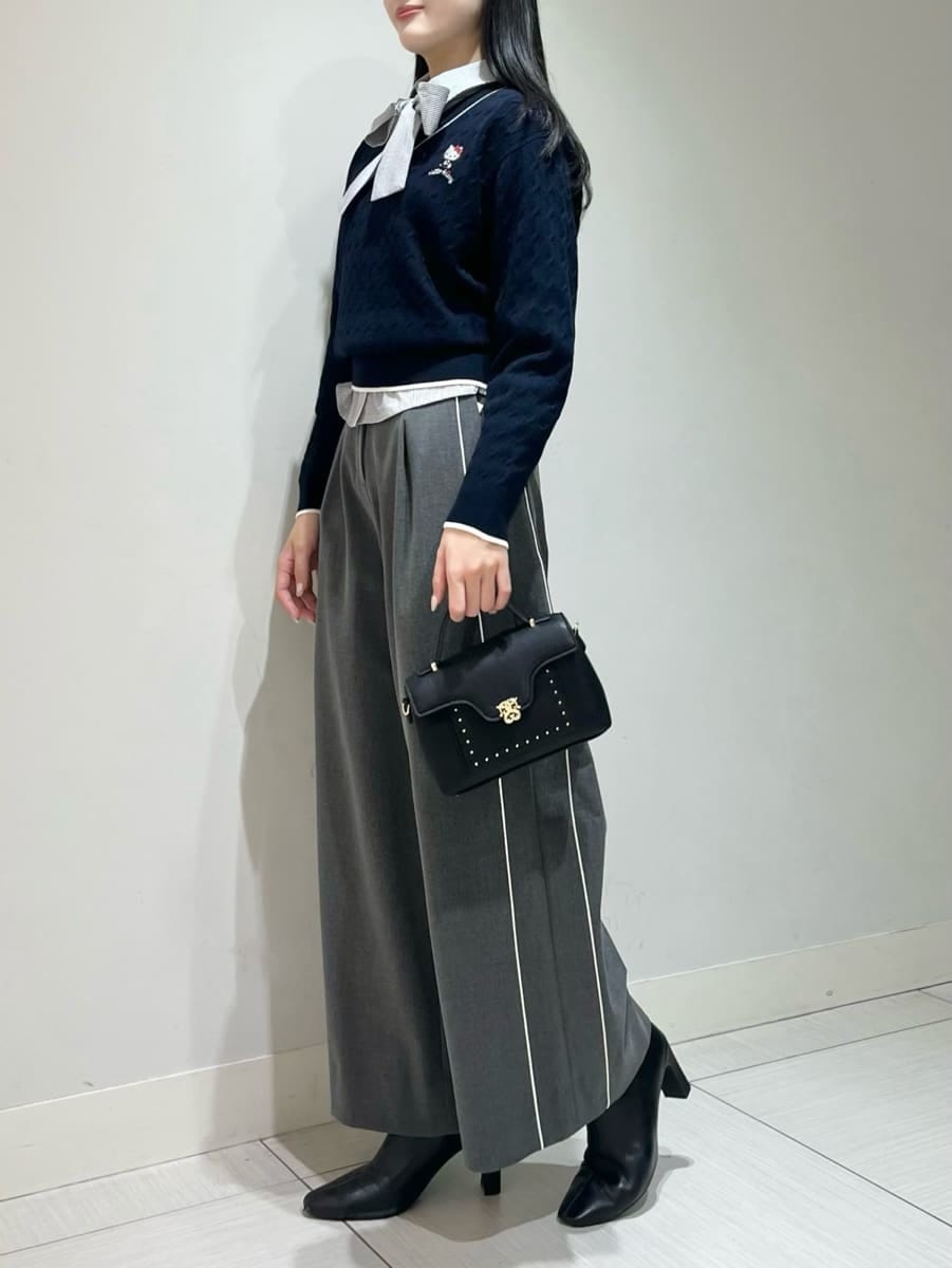 ブルー系のシャツ/ブラウス、ブルー系のニット/セーター、グレー系のその他パンツを着用したレディースの秋コーディネートの2枚目の写真