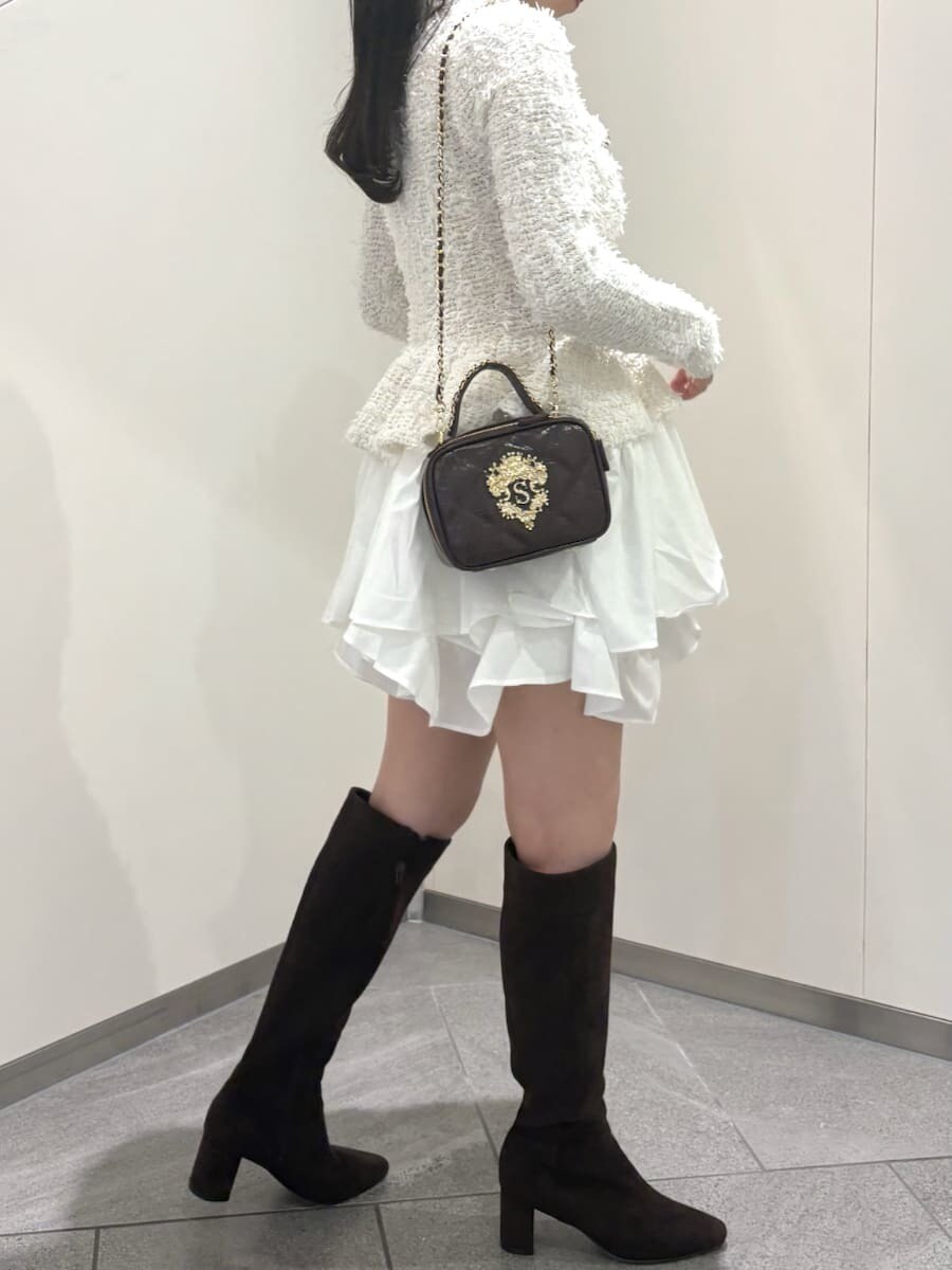 ホワイト系のワンピース、ブラウン系のブーツ、レッド系のショルダーバッグを着用したレディースの秋コーディネートの3枚目の写真