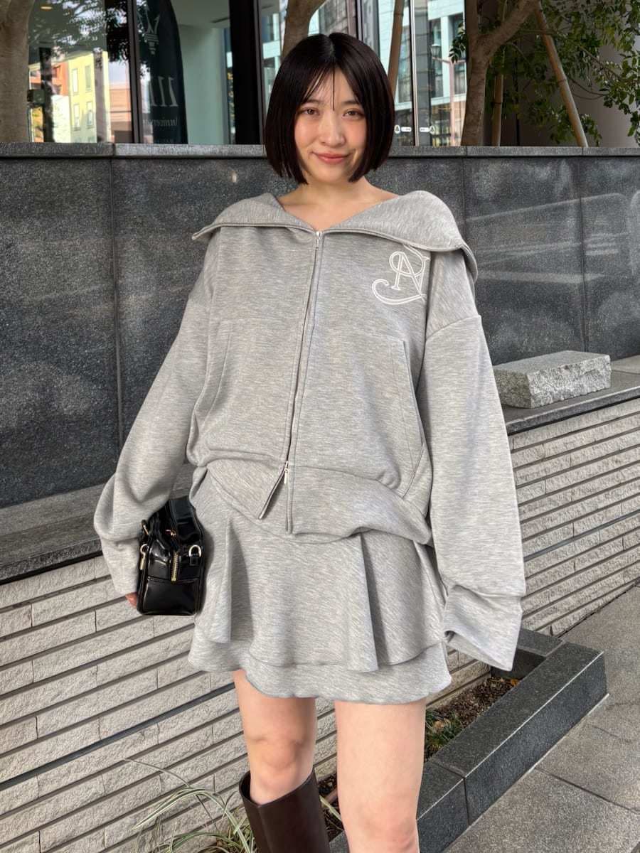 ブラウン系のブーツ、グレー系のパーカー、ブラック系のボストンバッグを着用したレディースの冬コーディネートの6枚目の写真