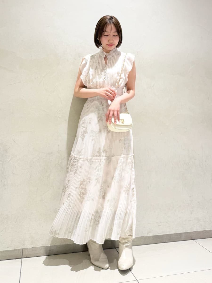 ピンク系のワンピース、ホワイト系のショルダーバッグを着用したレディースの春コーディネートの2枚目の写真