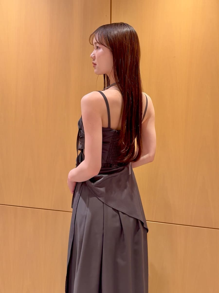 グレー系のワンピース、ブラック系のパンプス、ベージュ系のハンドバッグを着用したレディースの春コーディネートの7枚目の写真